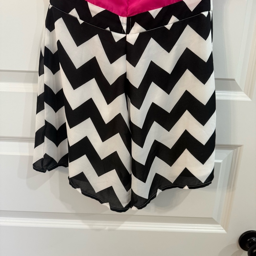 Retro 2010s Preppy Chic Geometric Graphic Pop Art Inspired Chevron Rompet - Picture 6 of 11